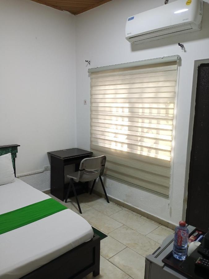 Hgl Guest House East Legon Bagian luar foto