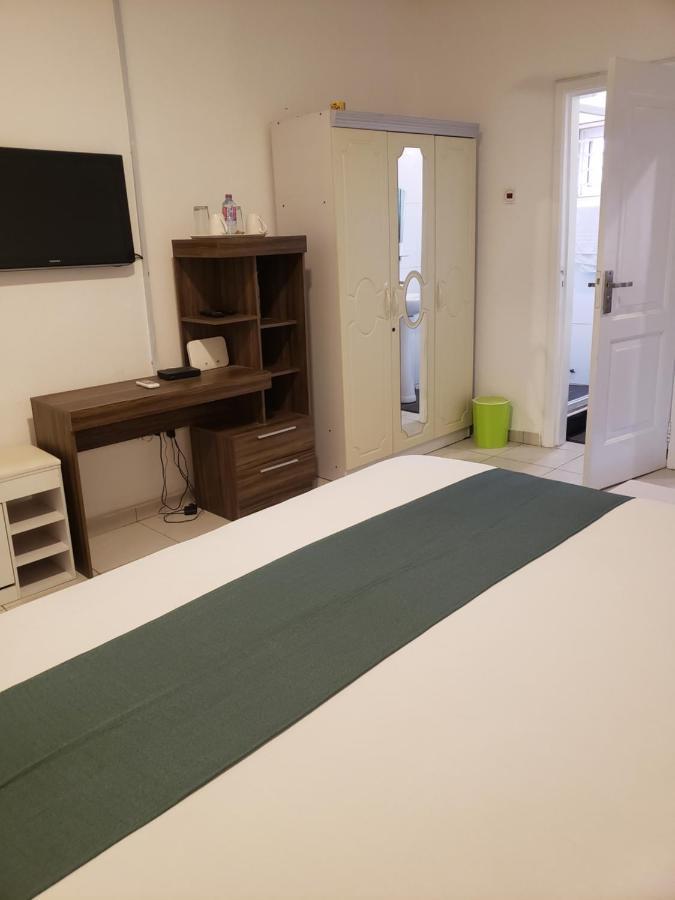 Hgl Guest House East Legon Bagian luar foto